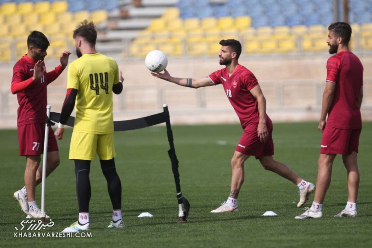 کری‌خوانی و هیجان پرسپولیسی‌ها در بازی تنیس فوتبال