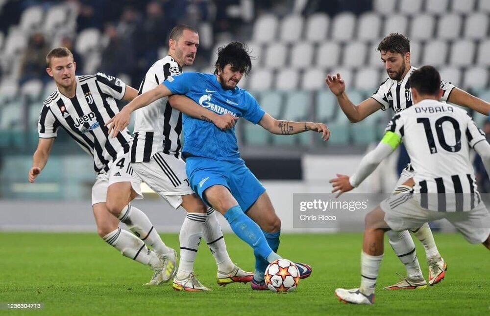 تصویری دیدنی از جدال سردار آزمون با مدافع مطرح جهان