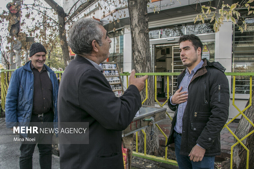 تصاویر تلخ از قهرمان المپیک پای بساط سیگارفروشی در تبریز!