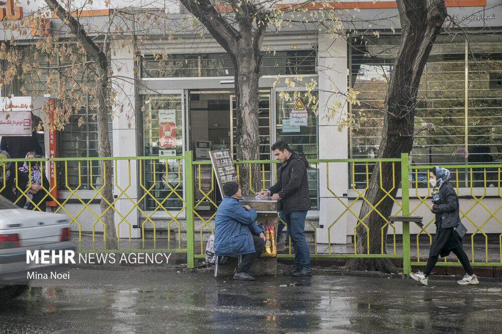 تصاویر تلخ از قهرمان المپیک پای بساط سیگارفروشی در تبریز!