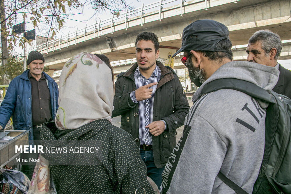 تصاویر تلخ از قهرمان المپیک پای بساط سیگارفروشی در تبریز!
