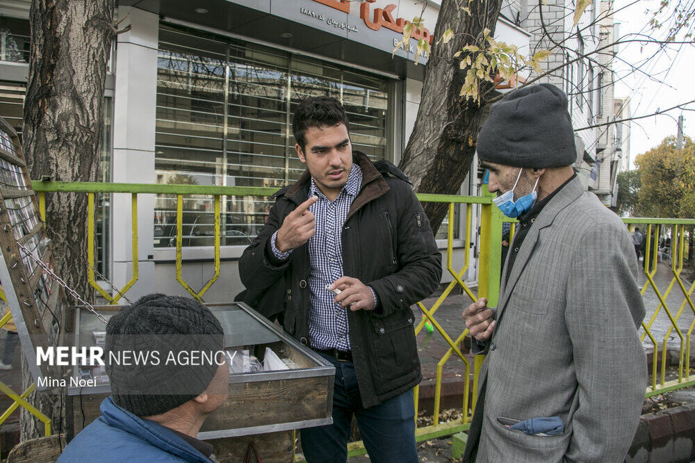 تصاویر تلخ از قهرمان المپیک پای بساط سیگارفروشی در تبریز!