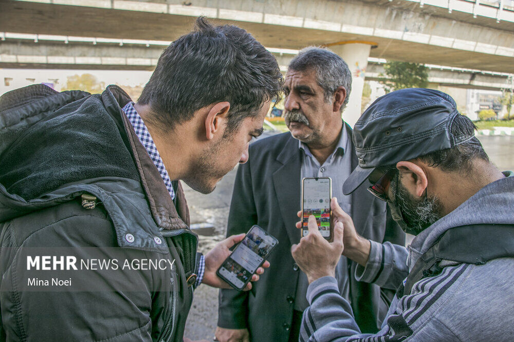 تصاویر تلخ از قهرمان المپیک پای بساط سیگارفروشی در تبریز!