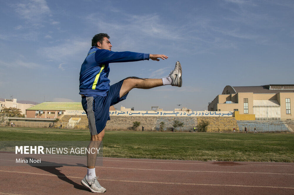 تصاویر تلخ از قهرمان المپیک پای بساط سیگارفروشی در تبریز!