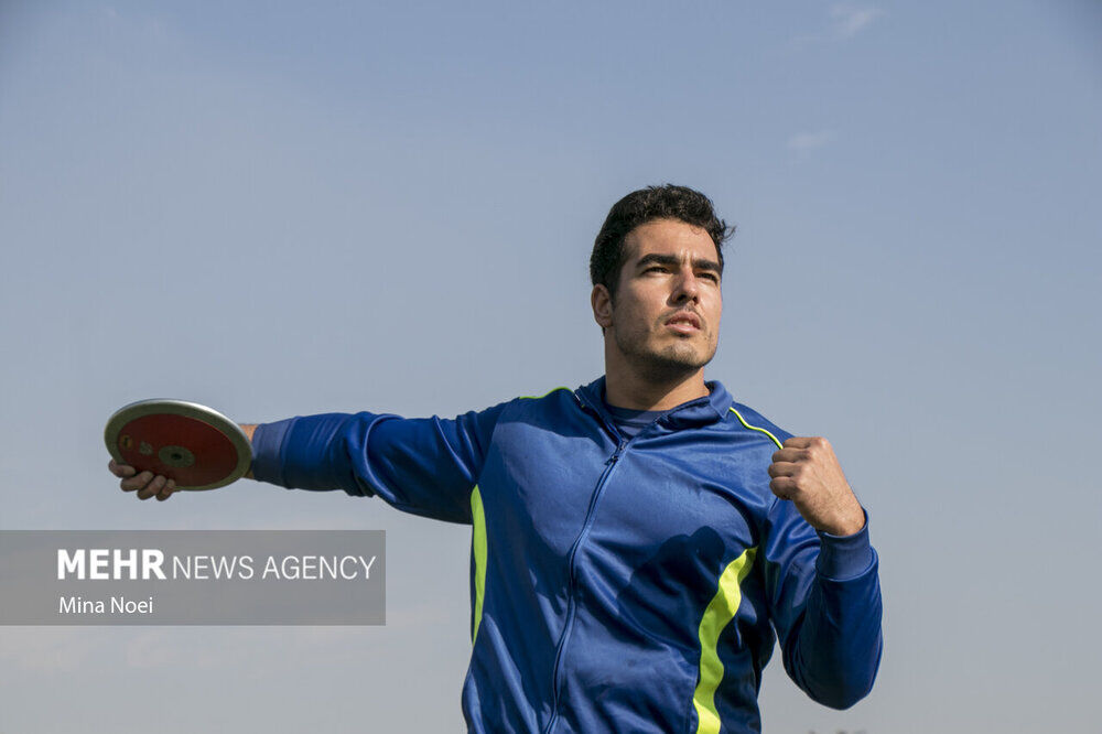 تصاویر تلخ از قهرمان المپیک پای بساط سیگارفروشی در تبریز!