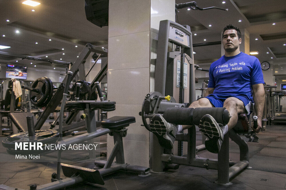 تصاویر تلخ از قهرمان المپیک پای بساط سیگارفروشی در تبریز!