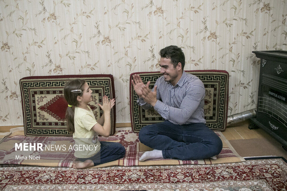 تصاویر تلخ از قهرمان المپیک پای بساط سیگارفروشی در تبریز!