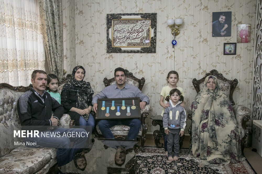 تصاویر تلخ از قهرمان المپیک پای بساط سیگارفروشی در تبریز!