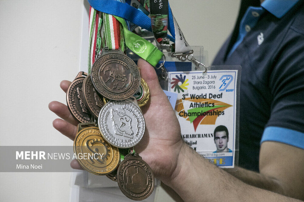 تصاویر تلخ از قهرمان المپیک پای بساط سیگارفروشی در تبریز!