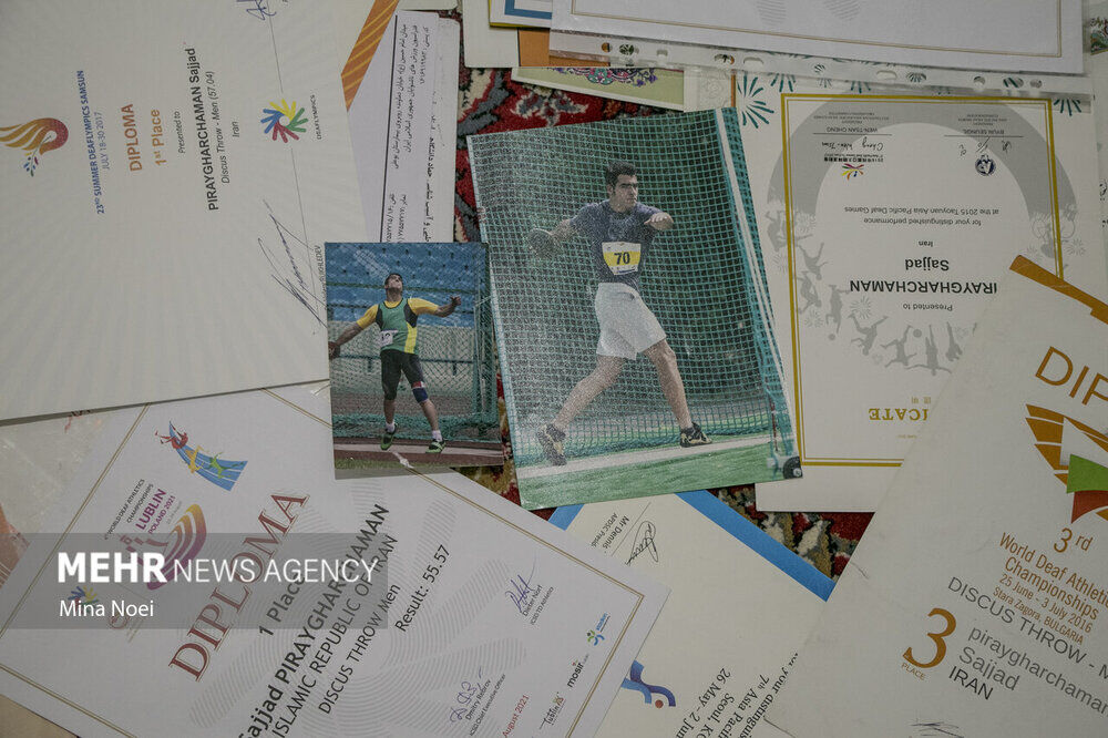 تصاویر تلخ از قهرمان المپیک پای بساط سیگارفروشی در تبریز!