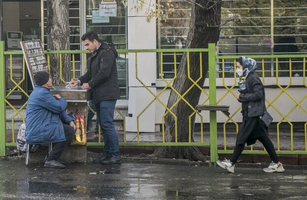 تصاویر تلخ از قهرمان المپیک پای بساط سیگارفروشی در تبریز!