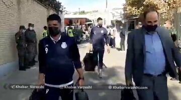 ویدیو| ورود کاروان استقلال به ورزشگاه حافظیه شیراز