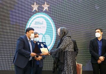 تصاویر همسر زنده یاد رضا احدی در روز تجلیل از پیشکسوتان استقلال