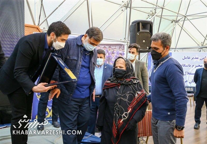 تصاویر| تقدیر باشگاه استقلال از خانواده‌های ۴ پیشکسوت فقید