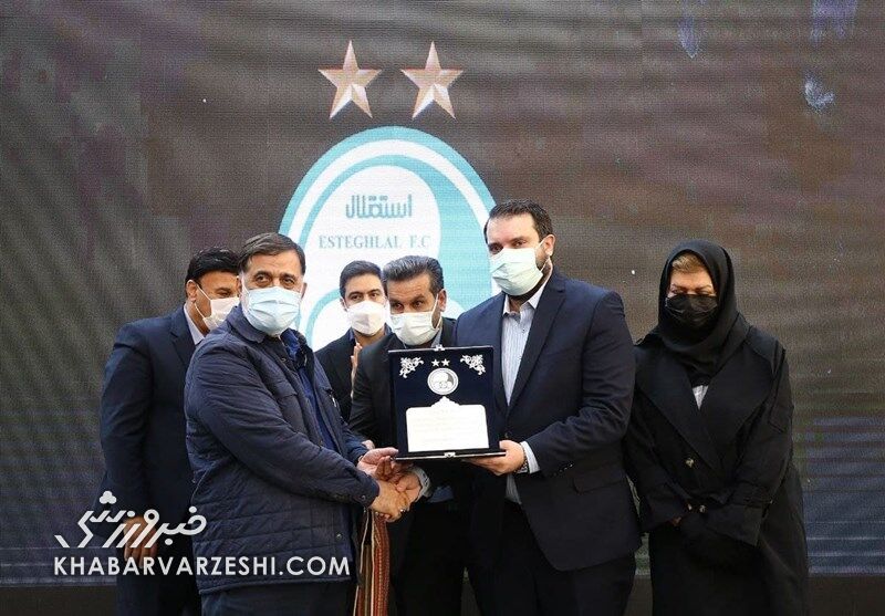 تصاویر| تقدیر باشگاه استقلال از خانواده‌های ۴ پیشکسوت فقید