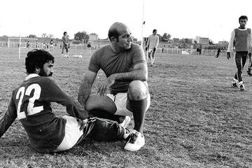 سرمربی تیم ملی بالای سر گلزن ایران در جام جهانی