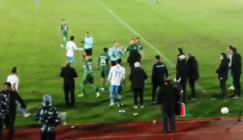 ببینید| تصمیم جنجالی داور دیدار پیکان - ذوب‌آهن؛ لغو پنالتی ذوب بعد از مشورت با کمک