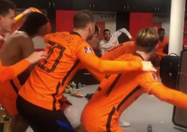 ویدیو| رختکن تیم ملی هلند پس از صعود به جام جهانی