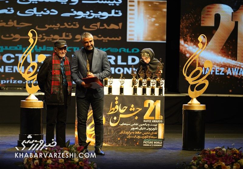 عکس| جایزه بهترین بازیگر کمدی سال به یک پرسپولیسی رسید