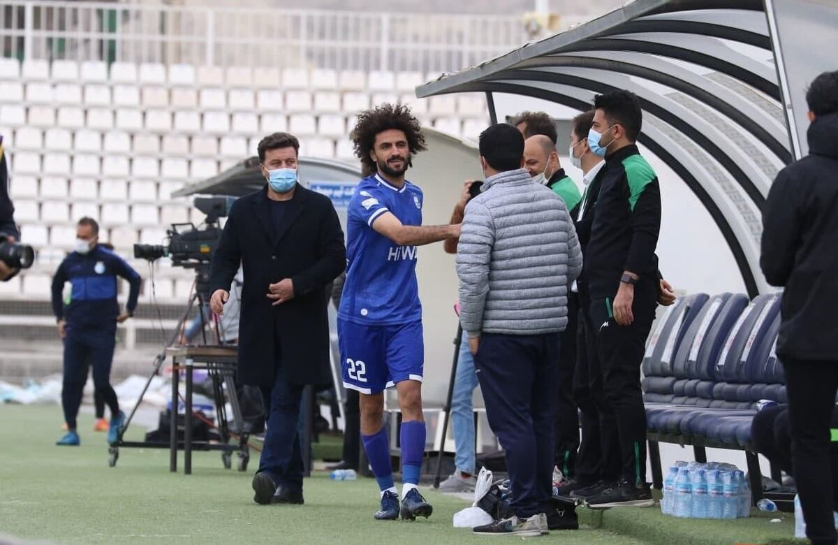 یک بازیکن استقلال ۹۰ دقیقه در رختکن ماند!