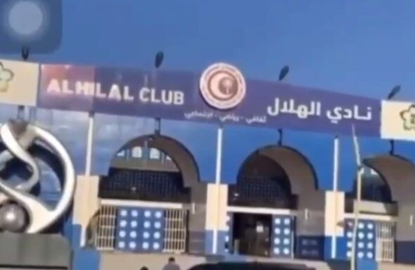 ویدیو| نصب جام لیگ قهرمانان آسیا بر درب ساختمان باشگاه الهلال