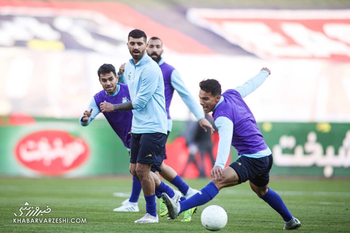 ۳ استقلالی خط خوردند/ حضور تماشاگران در ورزشگاه/ برخورد گرم گلر استقلال با مربی پرسپولیس
