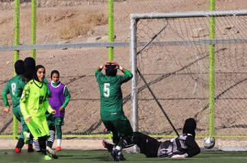 قفل دروازه شماره یک فوتبال زنان شکست