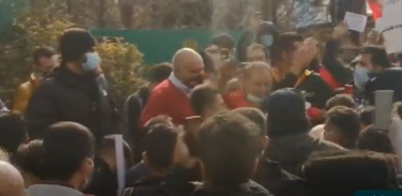 ویدیو| حضور صدری در میان هواداران معترض پرسپولیس