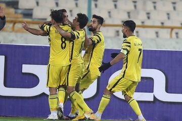 استقلالی‌ها گفتند آبروی ما رفت؛ جان مادرتان محکم بازی نکنید/ بیت‌المال در فوتبال به بی‌لیاقت‌ها رسیده/ این افراد غیرت و شرف ندارند