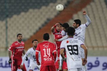 اعتراض پرسپولیسی‌ها به روشن نشدن نورافکن/ اتوبوس سرخپوشان با تاخیر رسید