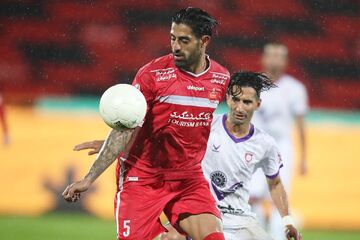 عکس| تقدیم پیراهن پرسپولیس به مادر شهید