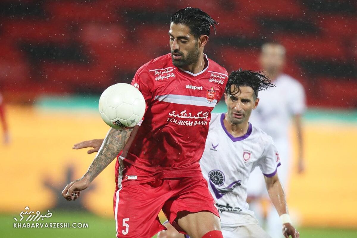 عکس| تقدیم پیراهن پرسپولیس به مادر شهید