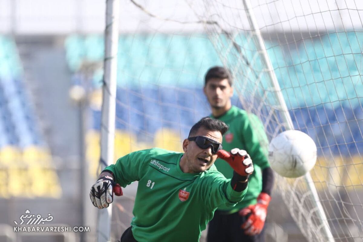 عکس| اقدام جالب فنایی برای گلرهای پرسپولیس؛ حامد لک با عینکی عجیب در تمرینات 