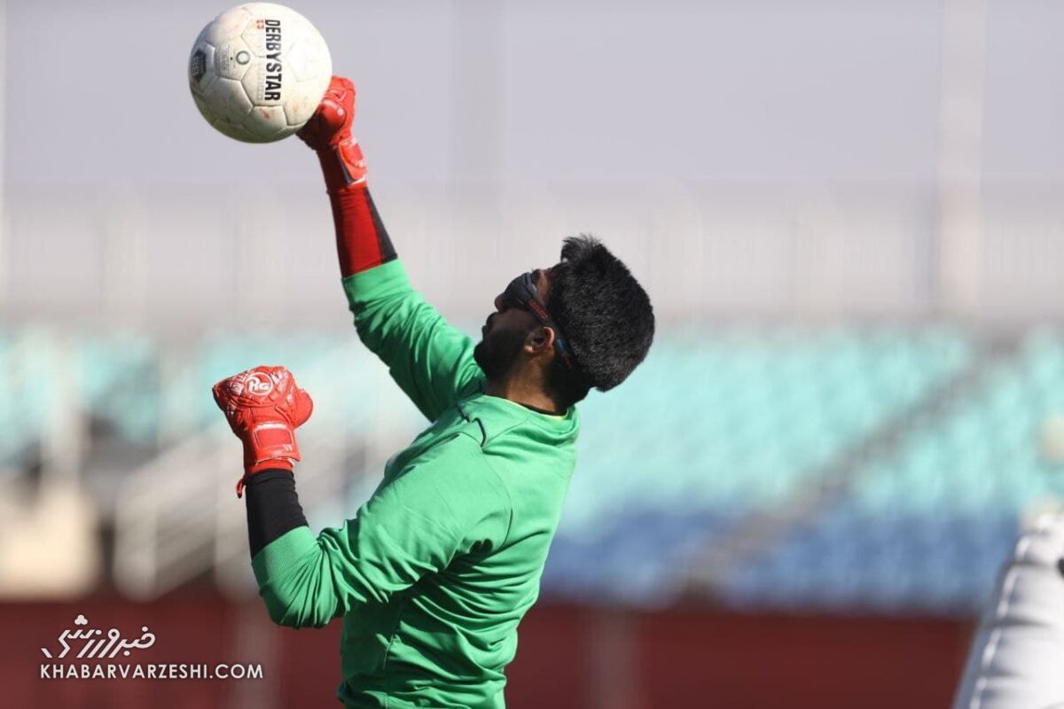 تصویری که هرگز از دروازه‌بان پرسپولیس ندیده‌اید/ عینک عجیب و غریب در تمرین سرخ‌ها