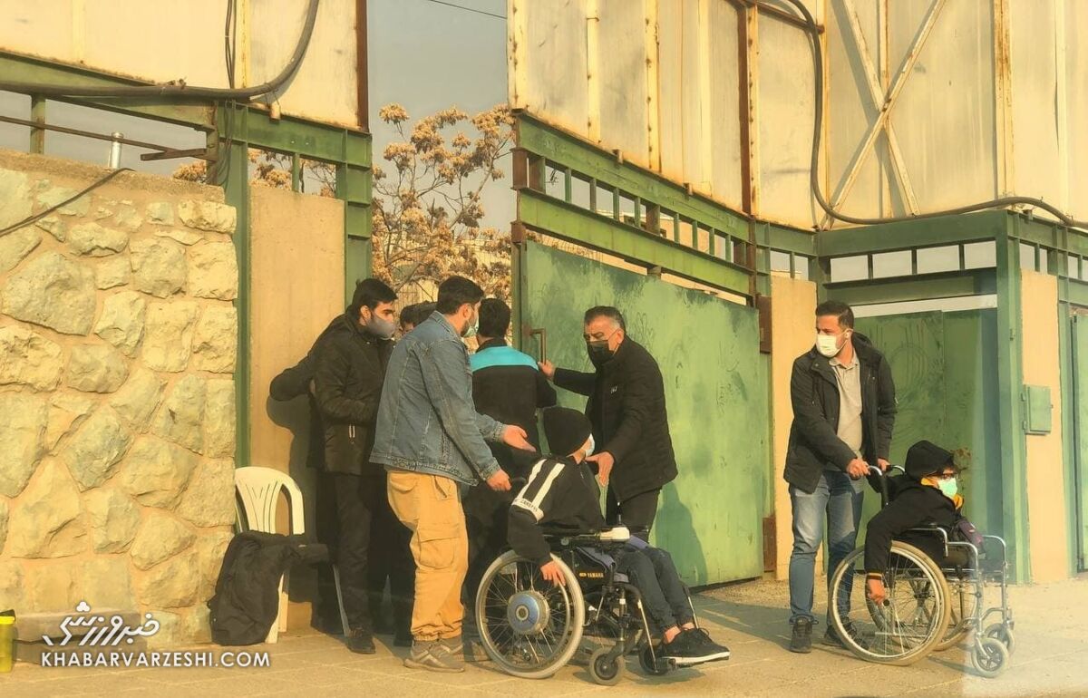 عکس| رفتار جالب مربی استقلال در تمرین/ طاهری از هواداران دلجویی کرد