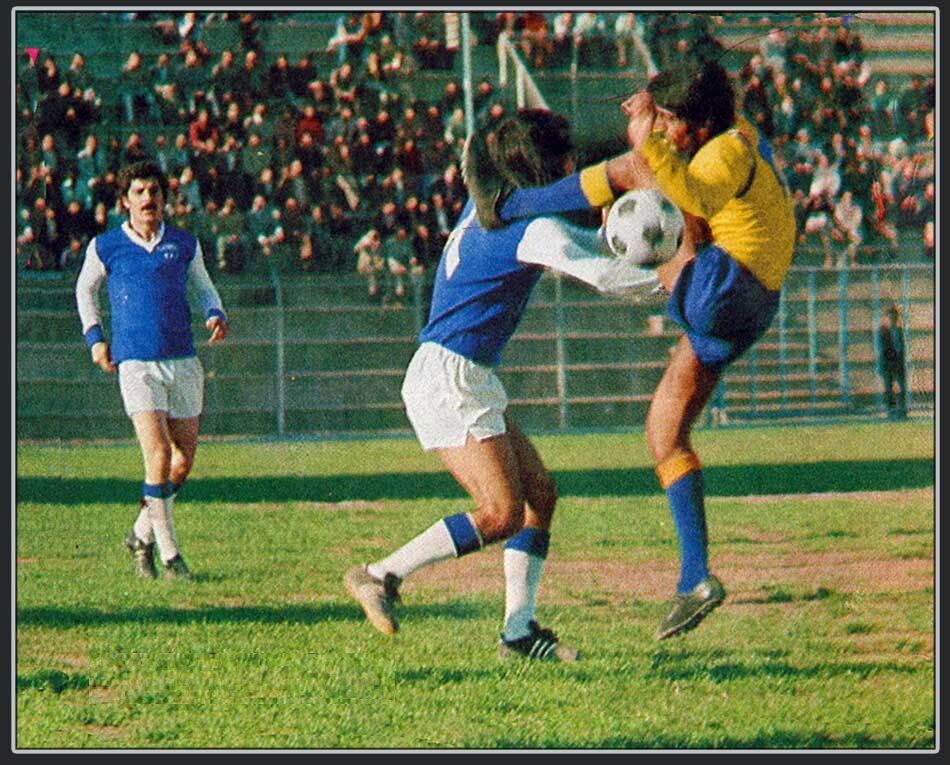 ضربه عجیب به صورت هافبک استقلال مقابل چشمان پورحیدری