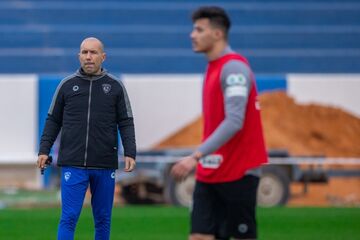 عکس| سرمربی تیم قهرمان آسیا در آستانه برکناری/ سرمربی عقاب‌ها در راه ریاض