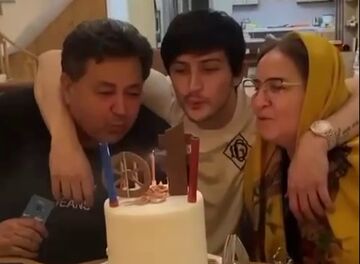 ویدیو| تولد ۲۷سالگی سردار آزمون در کنار خانواده