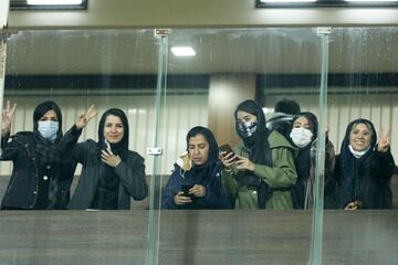 عکس| حضور خانم نماینده مجلس در ورزشگاه آزادی/ باید همه بانوان بتوانند وارد ورزشگاه شوند