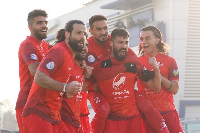 به نظر می رسد عده ای تراکتور را به گروگان گرفته اند/ هواداران دیگر تحمل این وضعیت را ندارند