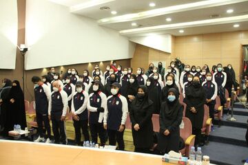 تصویری عجیب از مسافر کوچولو که با تیم ملی زنان به هندوستان رفت!