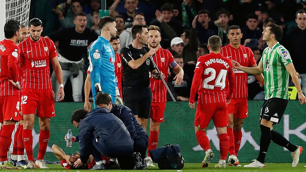 ببینید| پرتاب میله به سر بازیکن سویا توسط هواداران بتیس