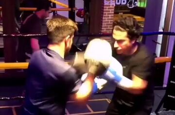 ببینید| تمرینات بوکس همایون شجریان در میکس زیبایی با آوازش!