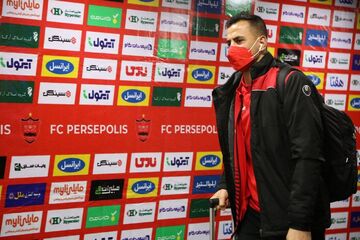 مخالف اصلی بازگشت حامد لک به پرسپولیس مشخص شد/ یحیی یا توصیه یک نفر قید گلر تیمش را می‌زند؟