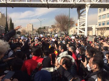 ویدیو| تجمع هواداران پرسپولیس مقابل مجلس و تشویق یحیی‌گل‌محمدی
