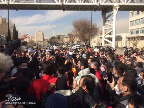 عکس| تجمع هواداران پرسپولیس مقابل مجلس/ حمایت سرخ‌ها از گل‌محمدی و شعار علیه مدیران