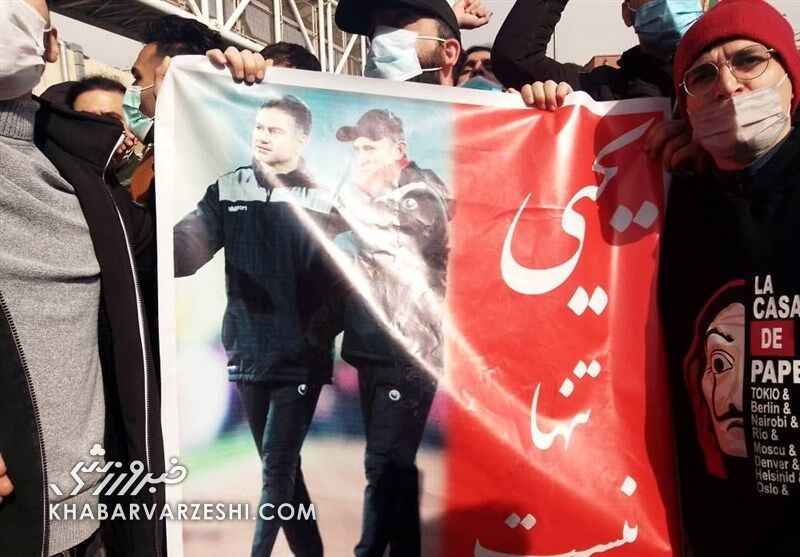 عکس| تجمع هواداران پرسپولیس مقابل مجلس/ حمایت سرخ‌ها از گل‌محمدی