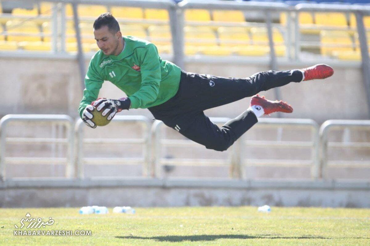 ۴ اتفاق پی در پی که حامد لک را به هم ریخت / پاسخ دور از انتظار گلر سرخ ها به درخواست باشگاه