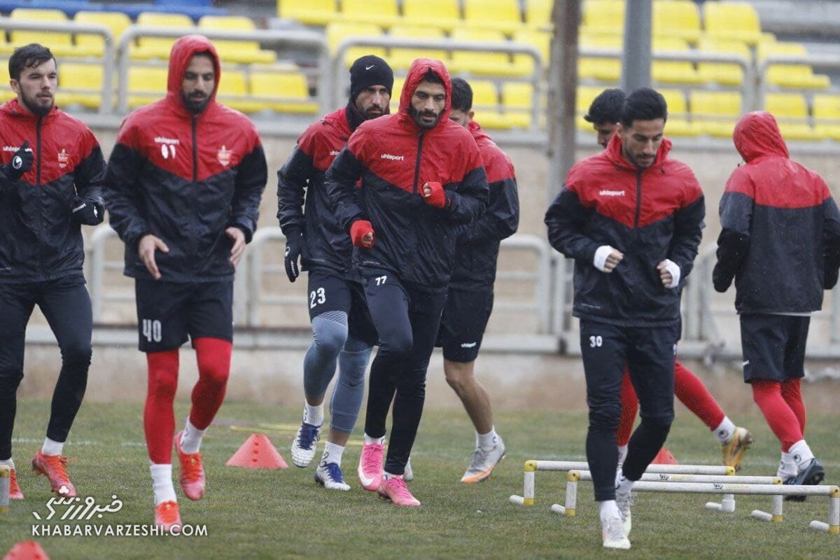 برگزاری تمرین پرسپولیسی‌ها با حضور گل‌محمدی در هوای بارانی