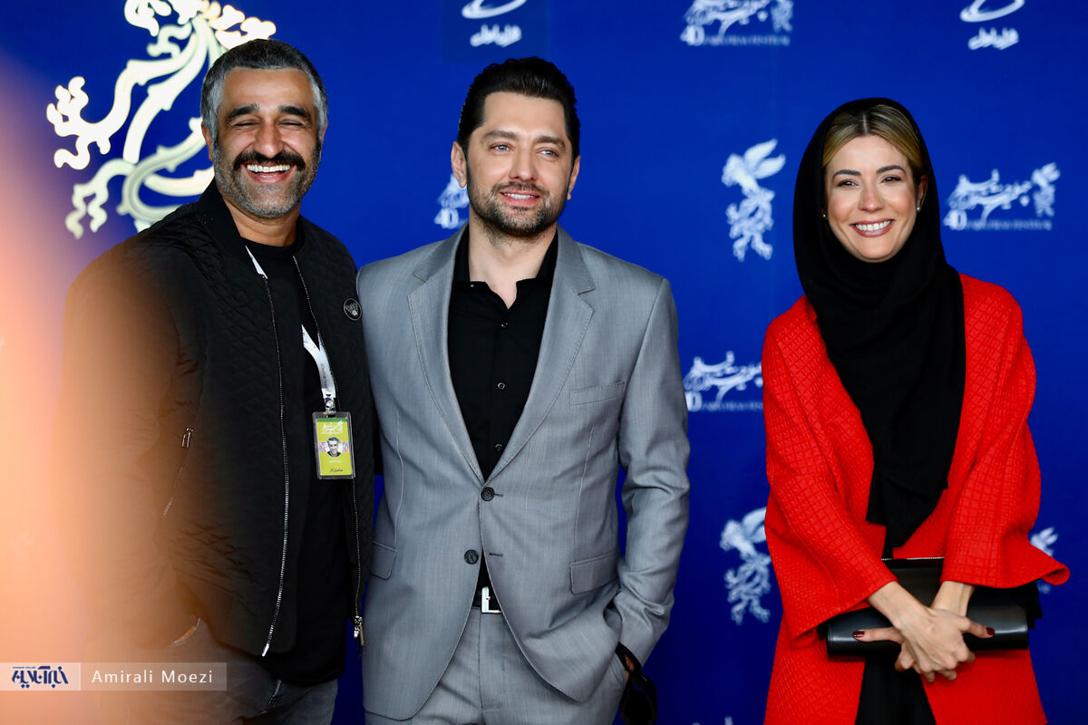 تصویری از تیپ و ژست‌های جالب پژمان جمشیدی در جشنواره فیلم فجر
